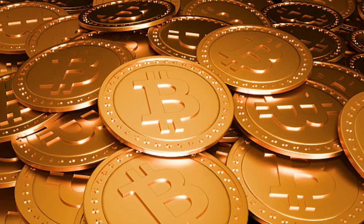 Bitcoin, Ethereum Slide as Crypto Pullback Deepens